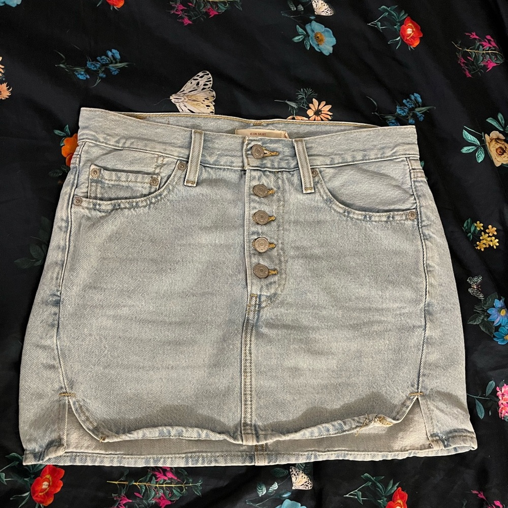 Levi’s Light Blue Denim “Icon Skirt” with Button Front